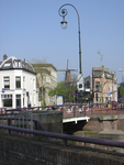 905050 Gezicht op de Van Asch van Wijckbrug over de Stadsbuitengracht te Utrecht, met een klassieke smeedijzeren ...